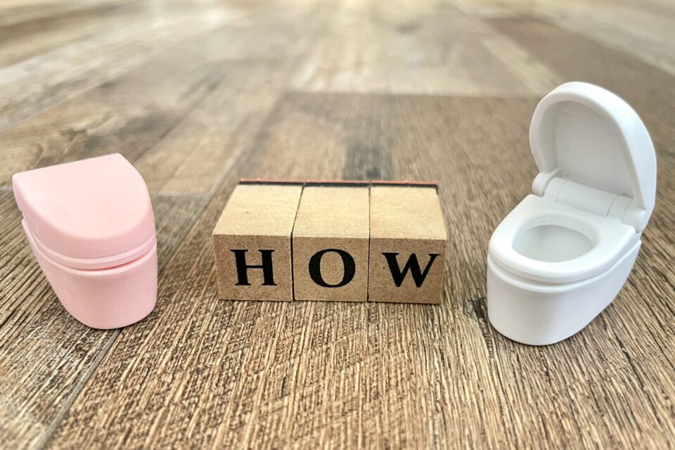 介護のおむつ処理の方法に関する疑問を表すトイレのモチーフ