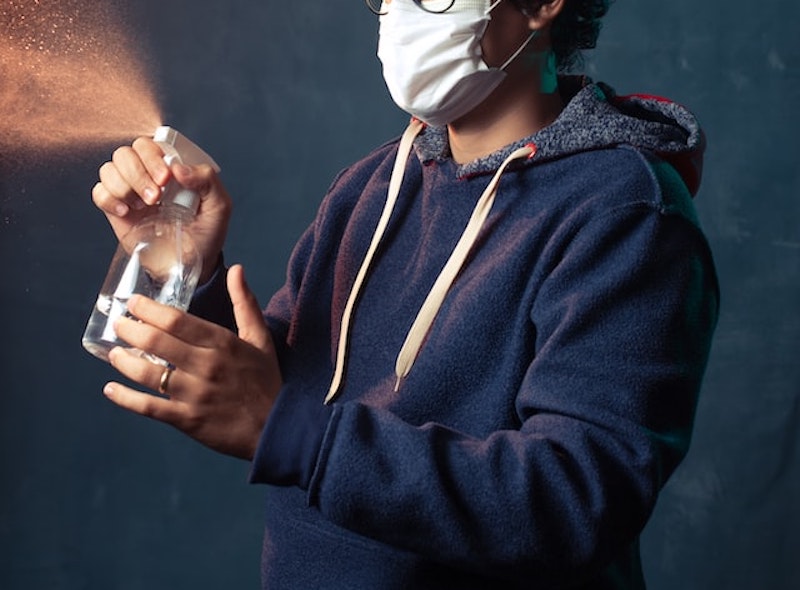 次亜塩素酸水の劣化を確認しようとする男性