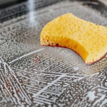 いつもの掃除で落ちないキッチンの臭い、原因と落とし方は?
