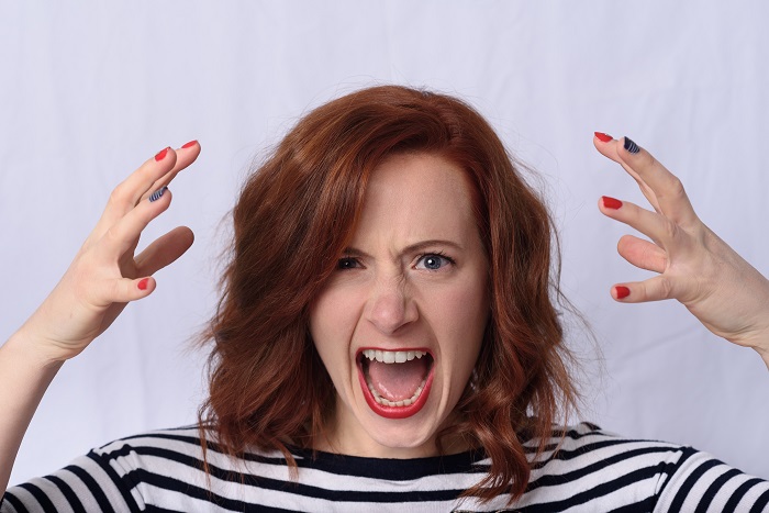 子育て中のイライラが抑えられない女性